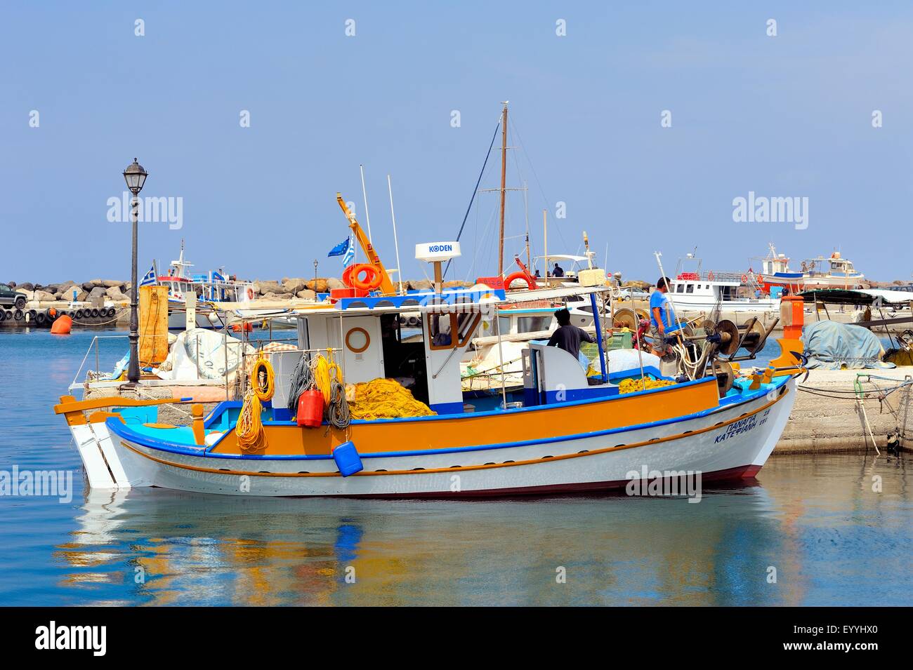 Un bateau de pêche colorés sur l'île de Santorini Grèce Banque D'Images