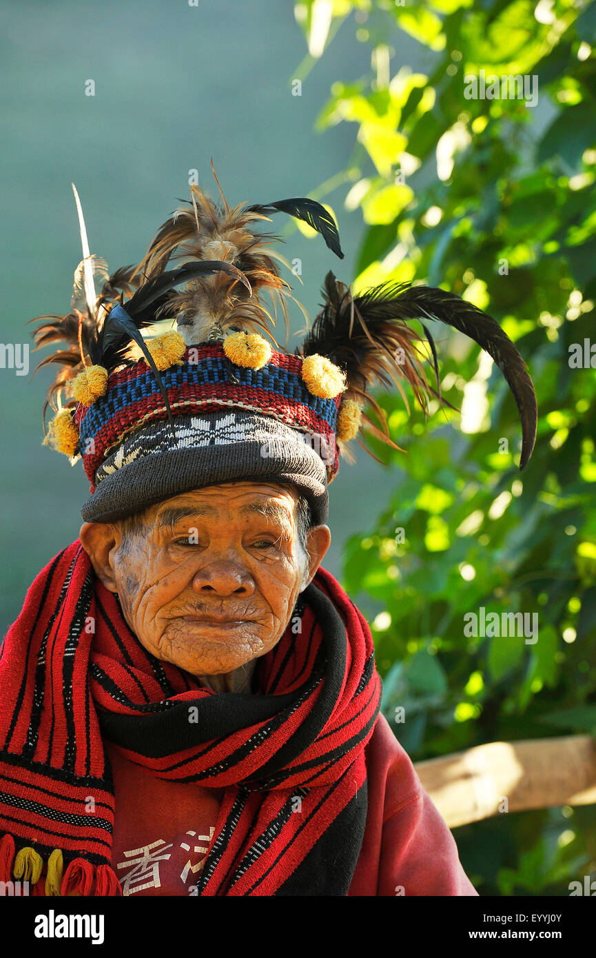 Portrait d'une vieille femme avec tête traditionnelle décoration de la tribu Ifugaos, Philippines, Luzon, Banaue Banque D'Images