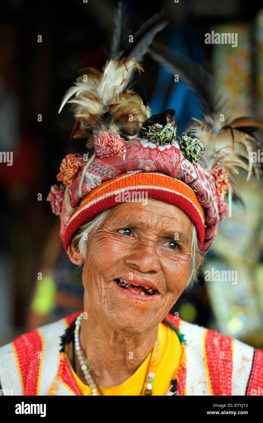 Portrait d'une vieille femme avec tête traditionnelle décoration de la tribu Ifugaos, Philippines, Luzon, Banaue Banque D'Images
