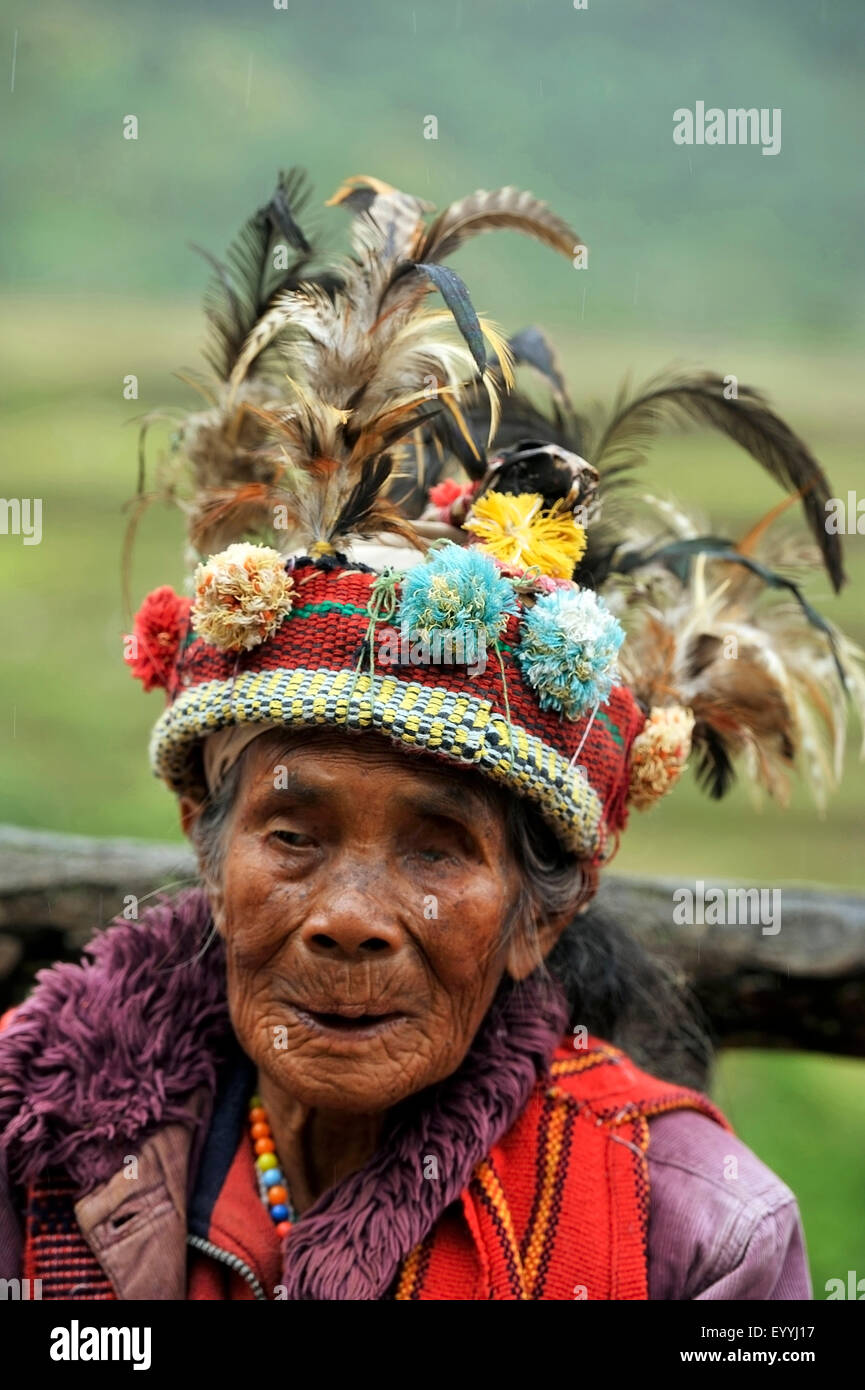Portrait d'une vieille femme avec tête traditionnelle décoration de la tribu Ifugaos, Philippines, Luzon, Banaue Banque D'Images