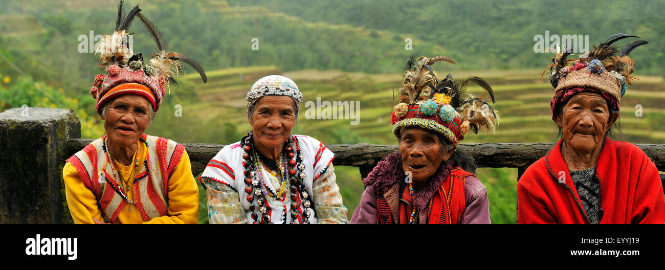 Les vieilles femmes avec tête traditionnelle décoration de la tribu Ifugaos en face de la terrasses de riz de Banaue, Philippines, Luzon, Banaue Banque D'Images