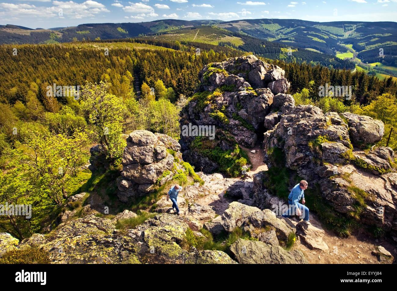 Deux hommes errant sur haut de la formation rocheuse Bruchhauser Steine, Allemagne, Rhénanie du Nord-Westphalie, Rhénanie-Palatinat, Olsberg Banque D'Images