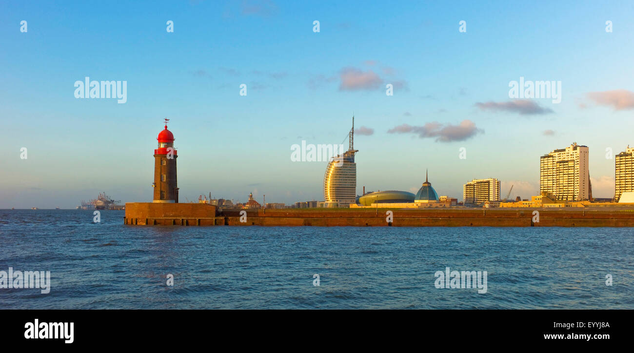 Geestemole nord avec Phare, Sail City Hôtel et Centre Columbus dans la lumière du soir, l'Allemagne, Bremen Banque D'Images