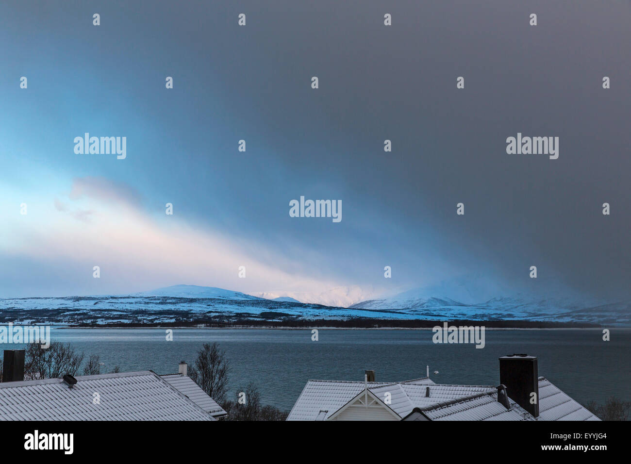 Averse de neige plus Kvaloeya Sandnessund, île, Groenlibruna, 401 m, de la Norvège, Troms, Tromsoe Banque D'Images