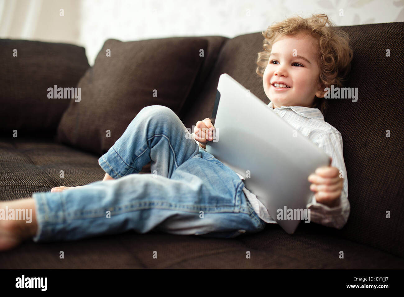 Little Boy using tablet computer, piscine intérieure Banque D'Images