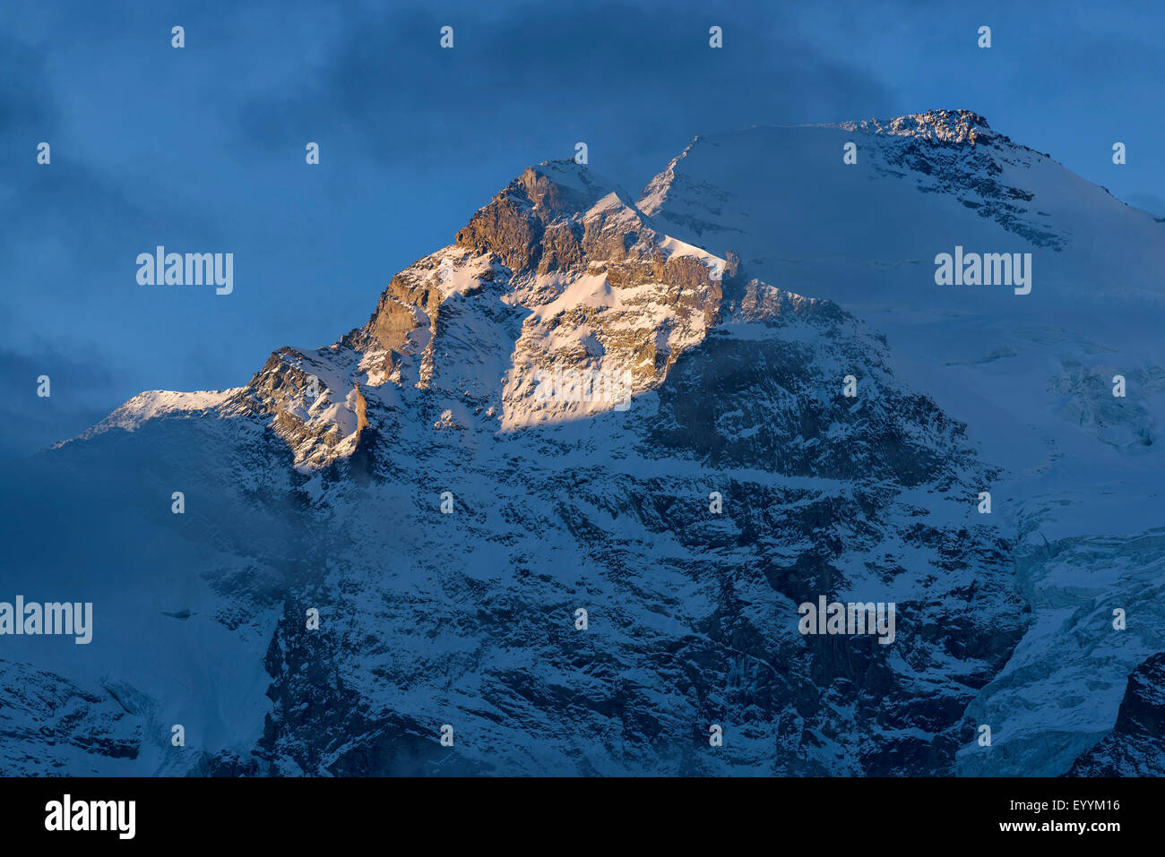 Groupe Gran Paradiso dans la lumière du matin, l'humeur de l'Italie, Misty Banque D'Images