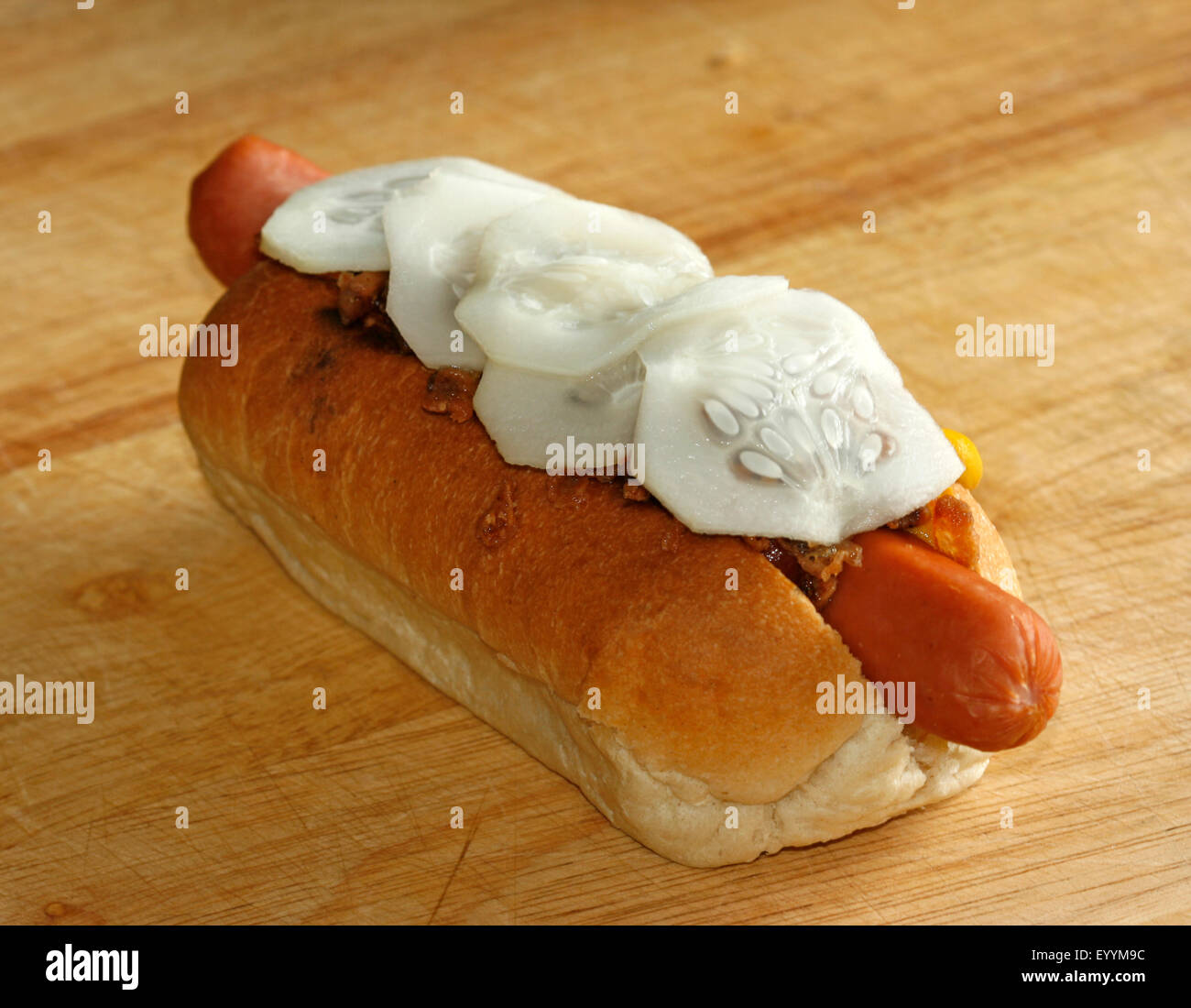 Un hot dog style danois avec du ketchup, moutarde, rémoulade, oignons frits et concombre cornichon Banque D'Images