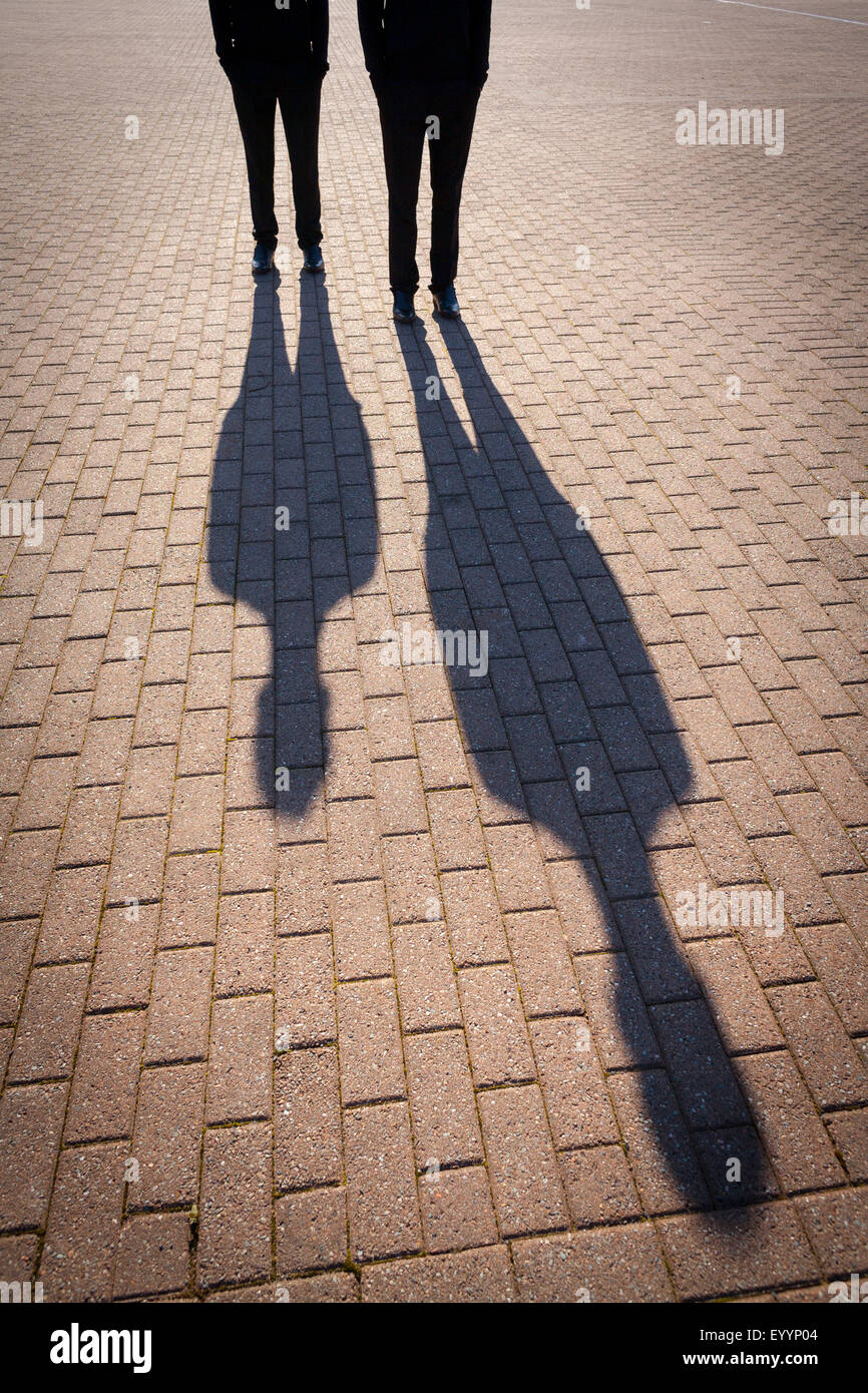 Les ombres de deux personnes sur le bloc ouvrant Banque D'Images
