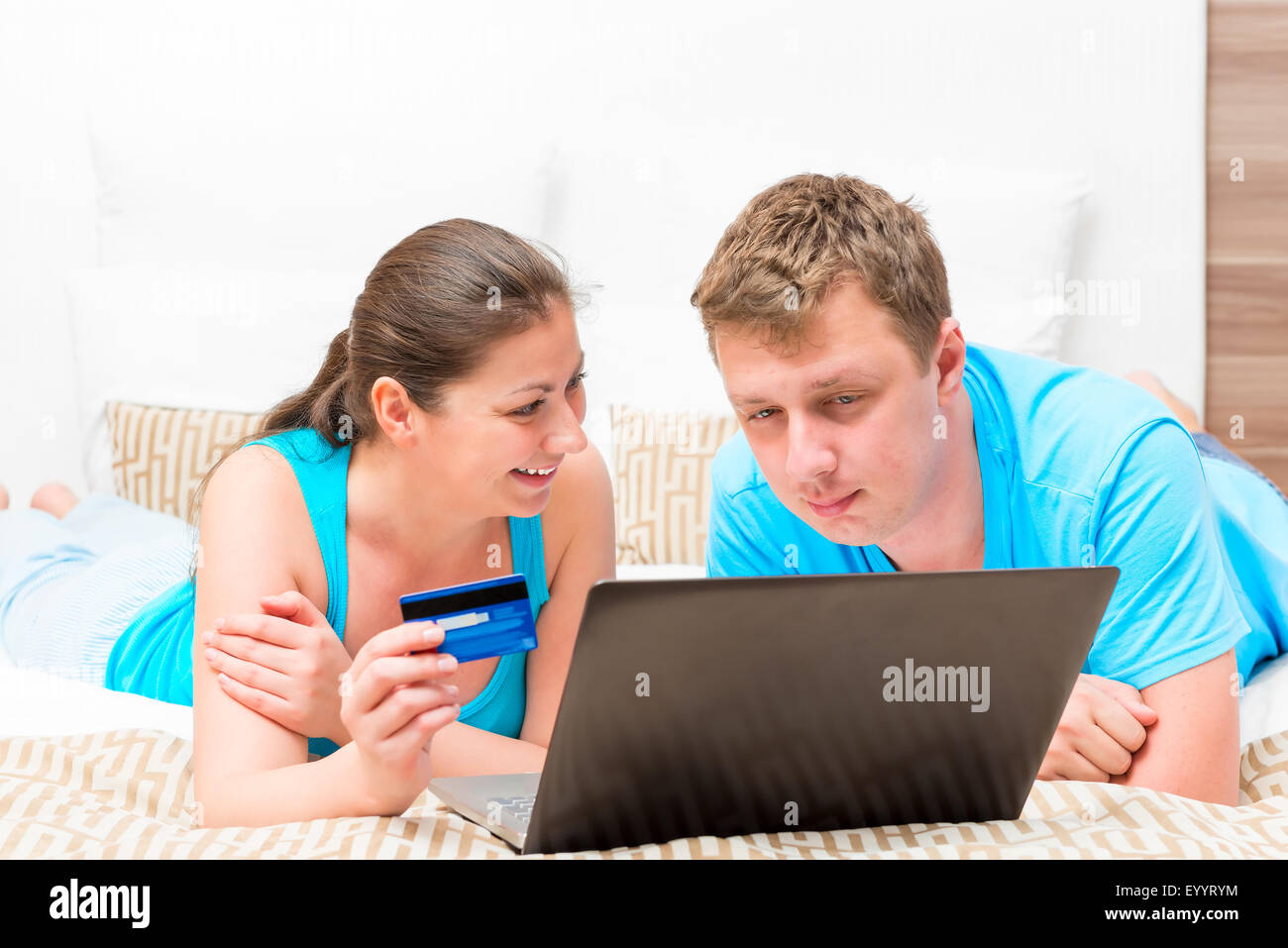 Portrait d'un couple heureux avec une carte de crédit Banque D'Images