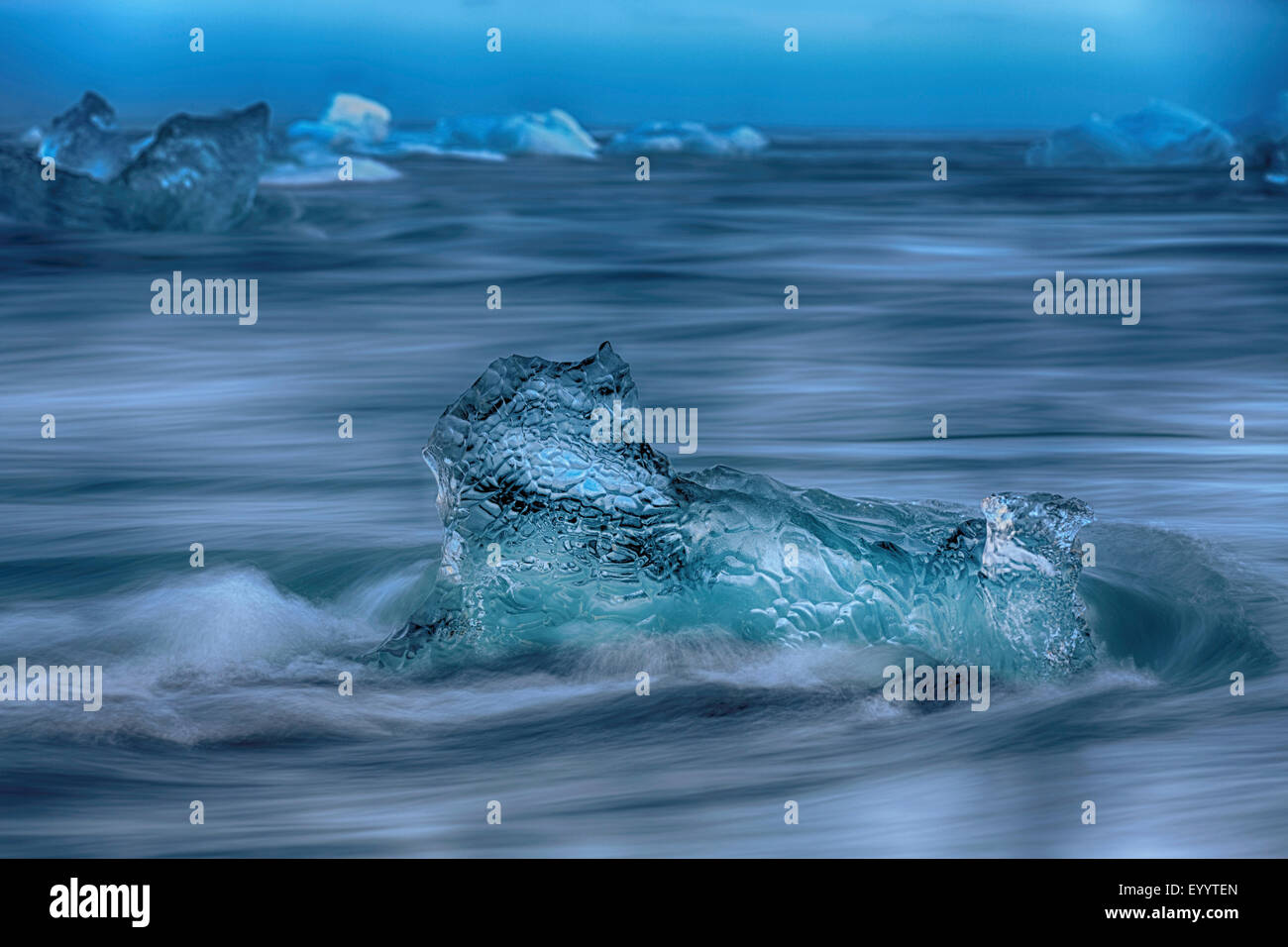 D'eau tourbillonnant autour de la glace, le lac glaciaire Joekulsarlon, l'Islande, l'Austurland, Kalfafellsstadur Banque D'Images