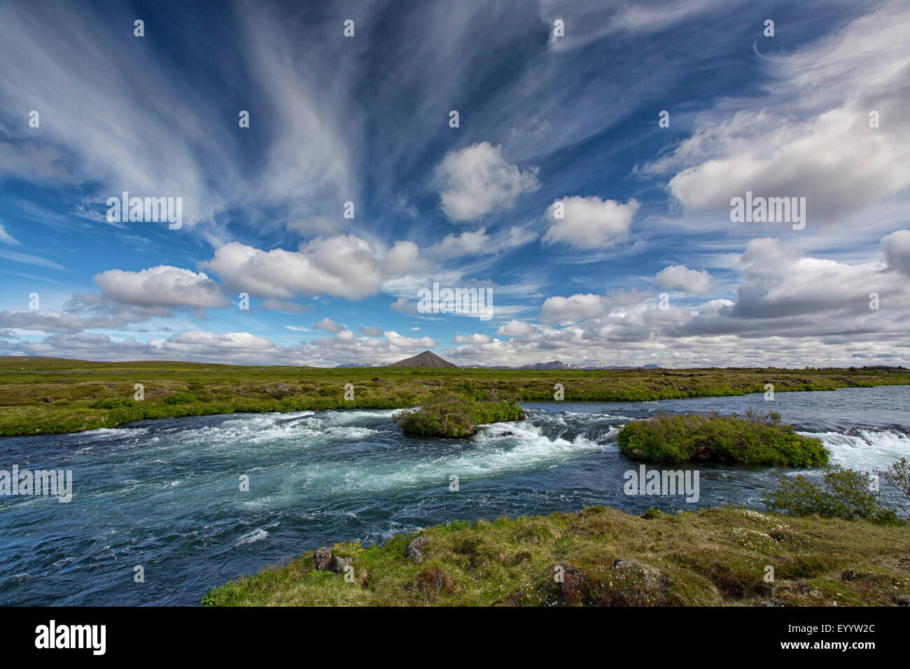 Les cirrus au-dessus du lac Myvatn, l'Islande, Nordurland Eystra, Skaetustadir Banque D'Images