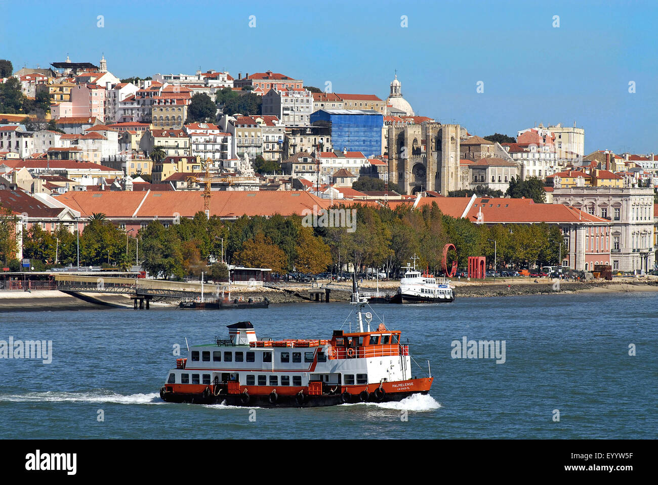 Vieille ville de Lisbonne avec un bateau d'excursion à l'avant-plan, Portugal, Lisbonne Banque D'Images