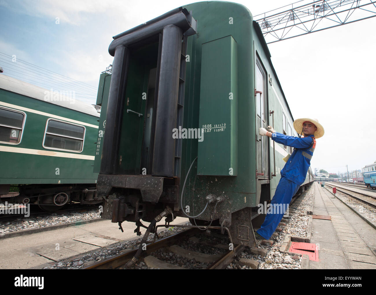 Nanjing, Jiangsu Province de la Chine. 5 Août, 2015. Une locomotive de chemin de fer à la gare de l'ouest de Nankin n'opérations de triage à Nanjing, capitale de la province de Jiangsu, Chine orientale, le 5 août 2015. Manoeuvre ferroviaire ici remplir leur devoir quotidien au cours de la chaleur de l'été. Credit : Su Yang/Xinhua/Alamy Live News Banque D'Images