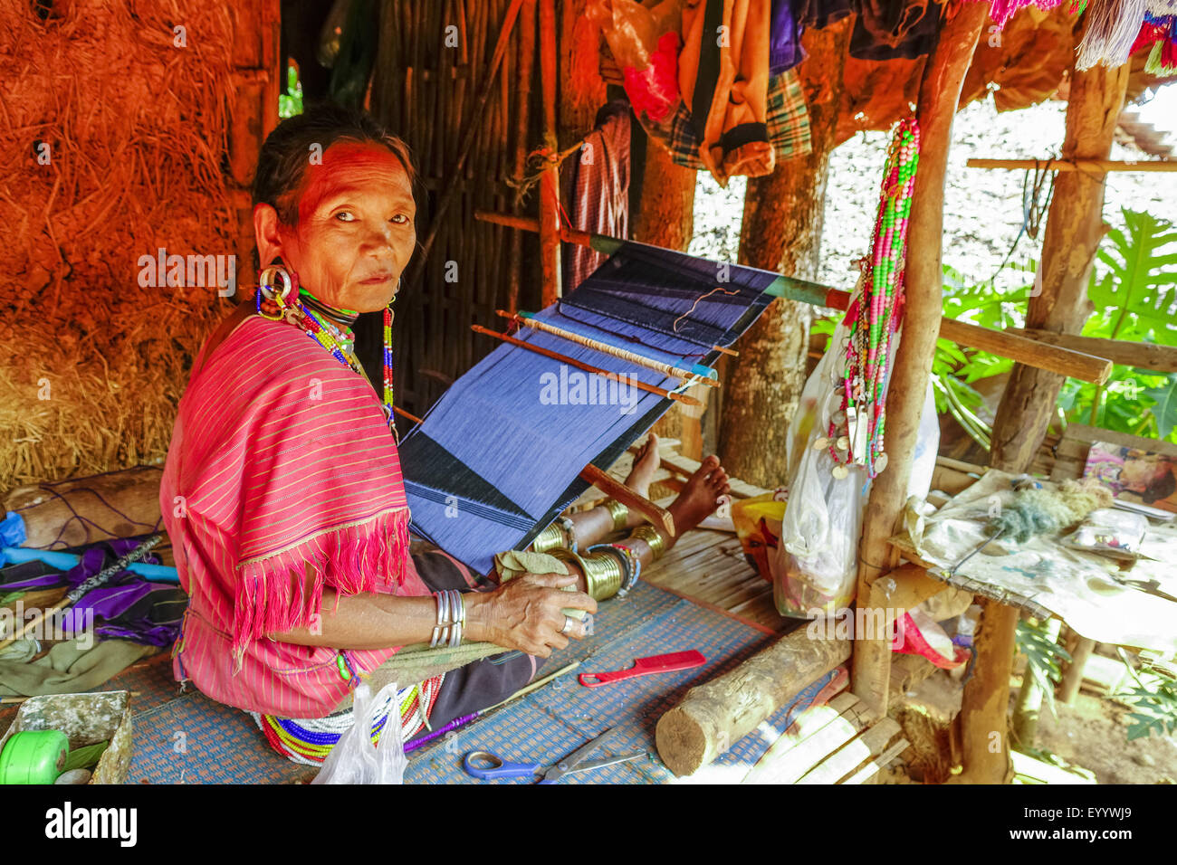 Femme de la tribu Palong avec des vêtements traditionnels fonctionne avec un métier à tisser, de la Thaïlande, Chiang Rai Banque D'Images