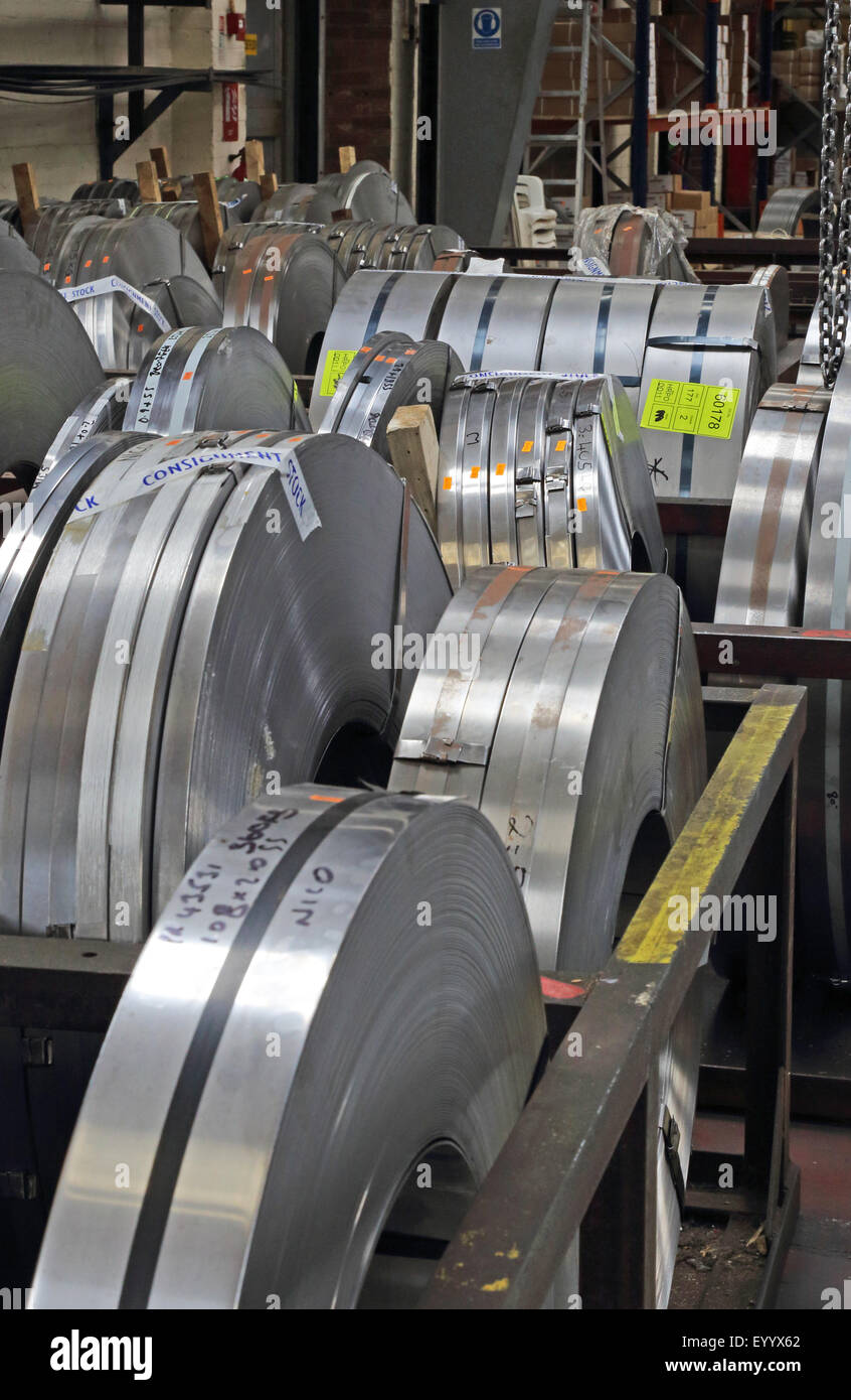 Rouleaux de tôle d'acier de différentes tailles vous attendent à une usine de travail du métal au Royaume-Uni Banque D'Images