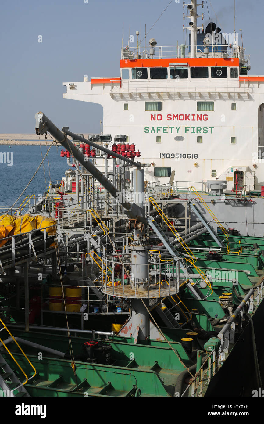 L'approvisionnement pétrolier de l'huile de carburant (bunkers) aux voitures bateau de croisière. Port de Dubai UAE . Banque D'Images