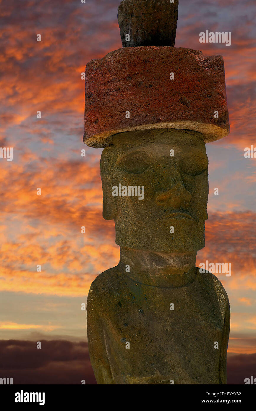Moai statue avec pukao au coucher du soleil, le Chili, le parc national de Rapa Nui Banque D'Images
