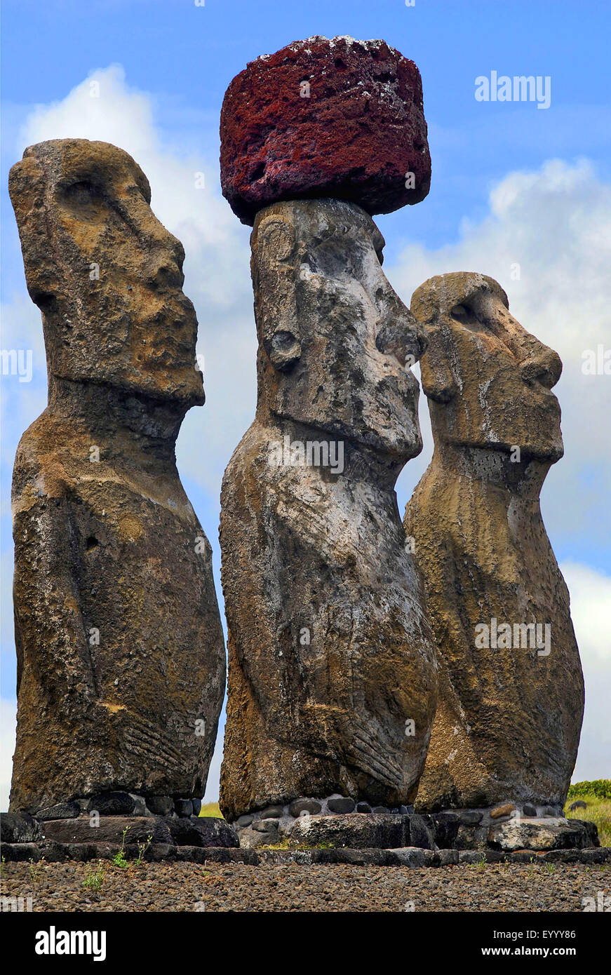 Statues Moai avec pukao, Chili, parc national de Rapa Nui Banque D'Images