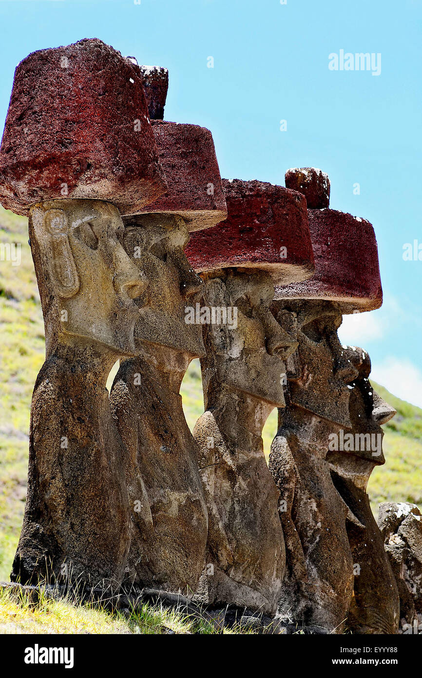 Statues Moai avec pukao, Chili, parc national de Rapa Nui Banque D'Images