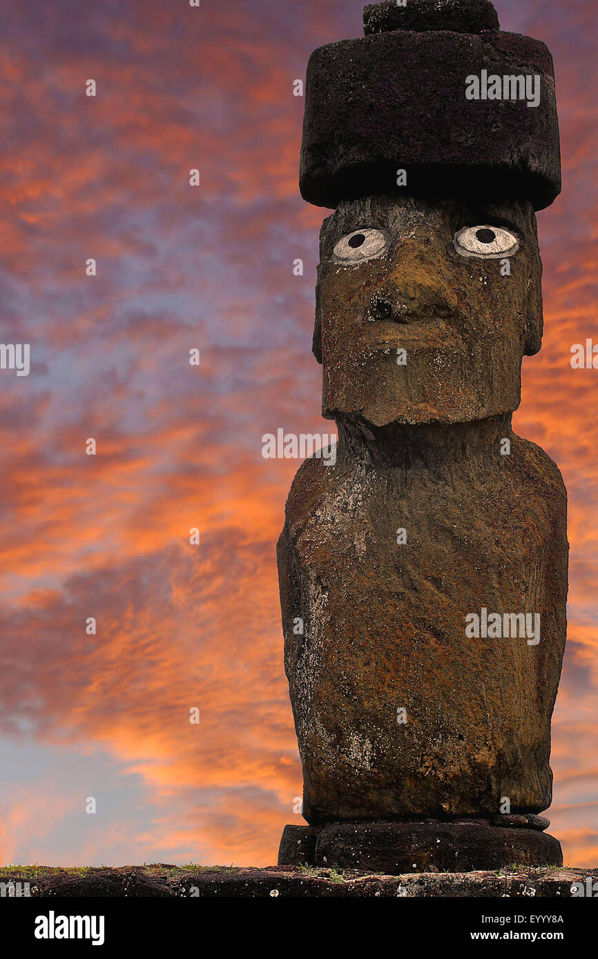 Moai statue avec pukao au coucher du soleil, le Chili, le parc national de Rapa Nui Banque D'Images