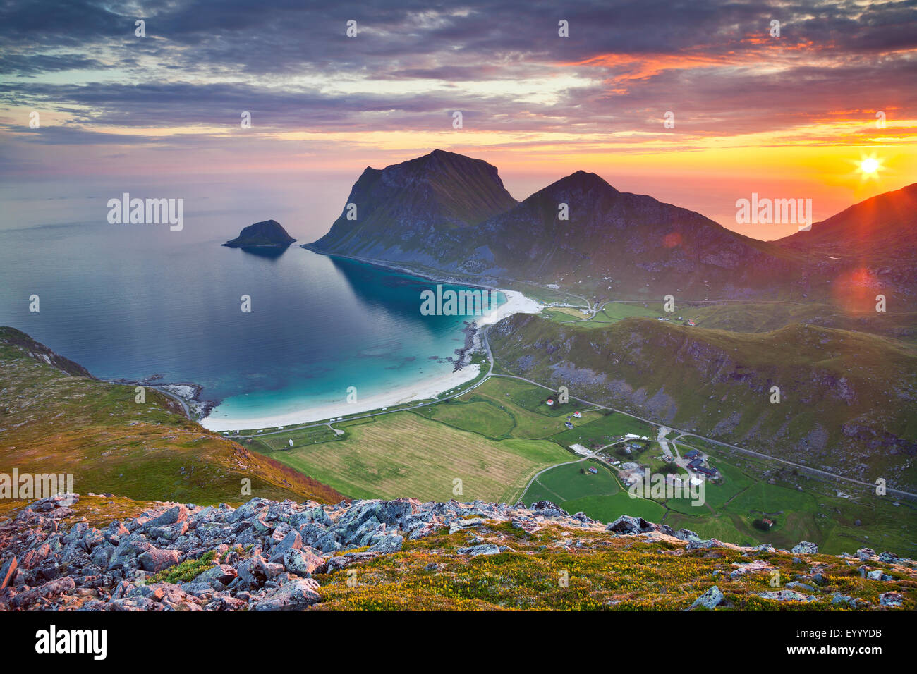 La Norvège. Vue sur les îles Lofoten, en Norvège, extraite du Holadsmelen au cours de l'été, le coucher du soleil. Banque D'Images