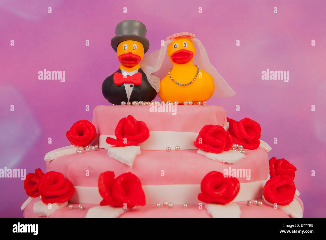 Gateau De Mariage Drole Drole Avec Quelques Canards Sur Le Dessus Photo Stock Alamy