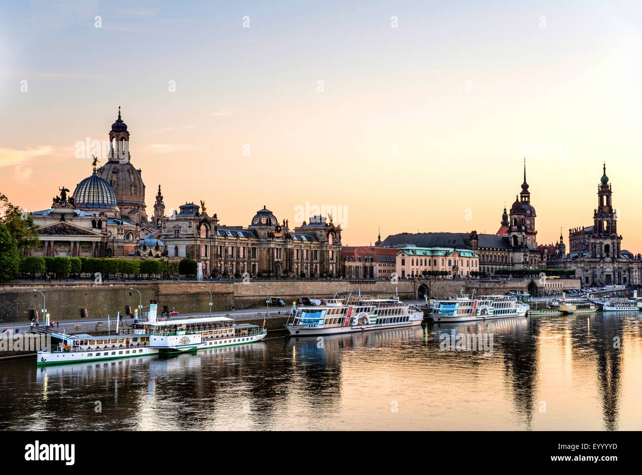 Skyline de Dresde dans la soirée, l'Allemagne, la Saxe, de l'Elbe, Dresde Banque D'Images