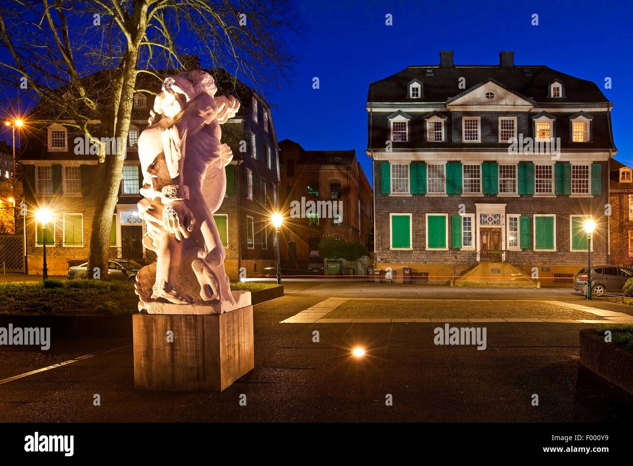 Centre-ville historique de barmen avec la pièce d'art 'Die Linke' starke à heure bleue, l'Allemagne, en Rhénanie du Nord-Westphalie, région du Bergisches Land, à Wuppertal Banque D'Images