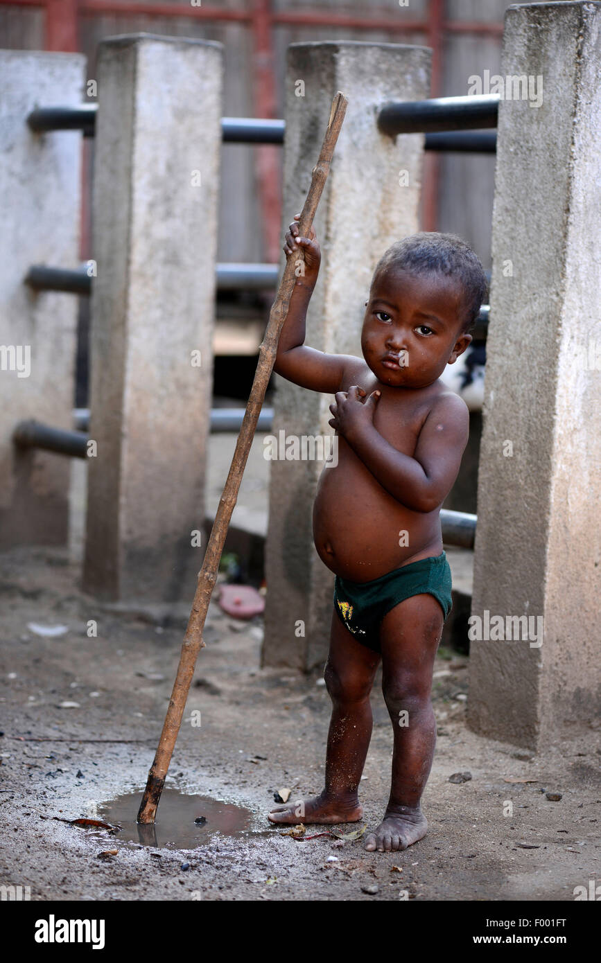Petit garçon de la tribu des Skalava dans un village, Madagascar, Nosy Be, Lokobe Nationalpark Banque D'Images