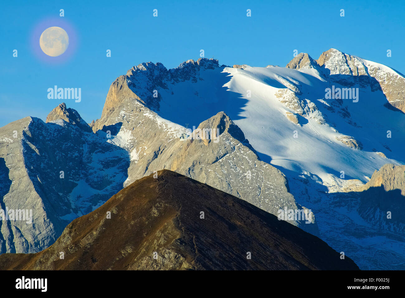 Vue de Monte Pore et Marmolata à la pleine lune, l'Italie, le Tyrol du Sud, Dolomiten Banque D'Images