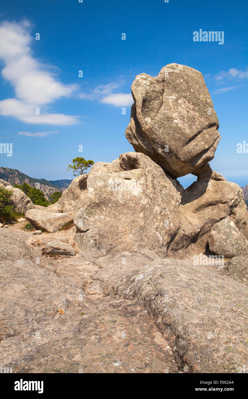 Grosse pierre ronde est au-dessus d'une montagne, la Corse, région de l'Ospedale Banque D'Images