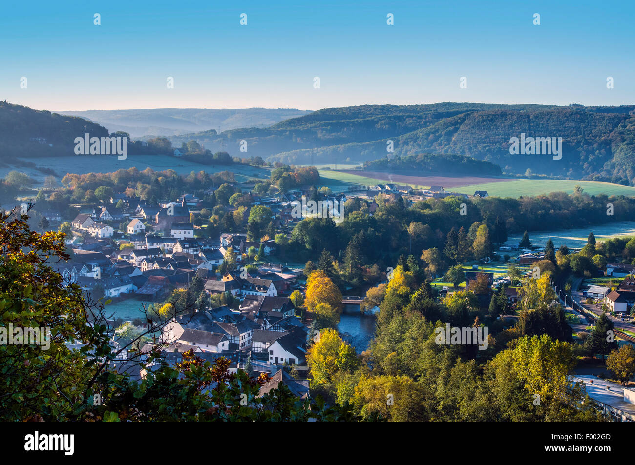 Vue de la vallée de la Rur et Abenden en automne humide le matin, l'Allemagne, en Rhénanie du Nord-Westphalie, Naturpark Nordeifel Banque D'Images Vue de la vallée de la Rur et Abenden en automne humide le matin, l'Allemagne, en Rhénanie du Nord-Westphalie, Naturpark Nordeifel Banque D'Images