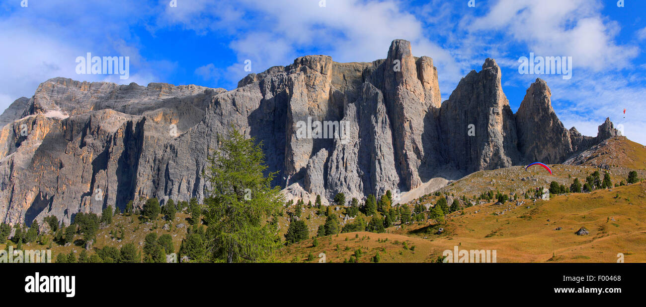 Groupe du Sella et de parapente à l'automne, l'Italie, le Tyrol du Sud, Dolomites Banque D'Images