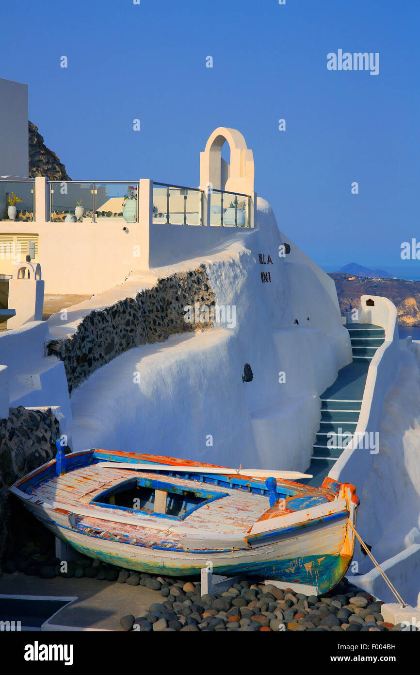 Mur blanchis et ancien bateau, Grèce, Cyclades, Santorin, Oia Banque D'Images