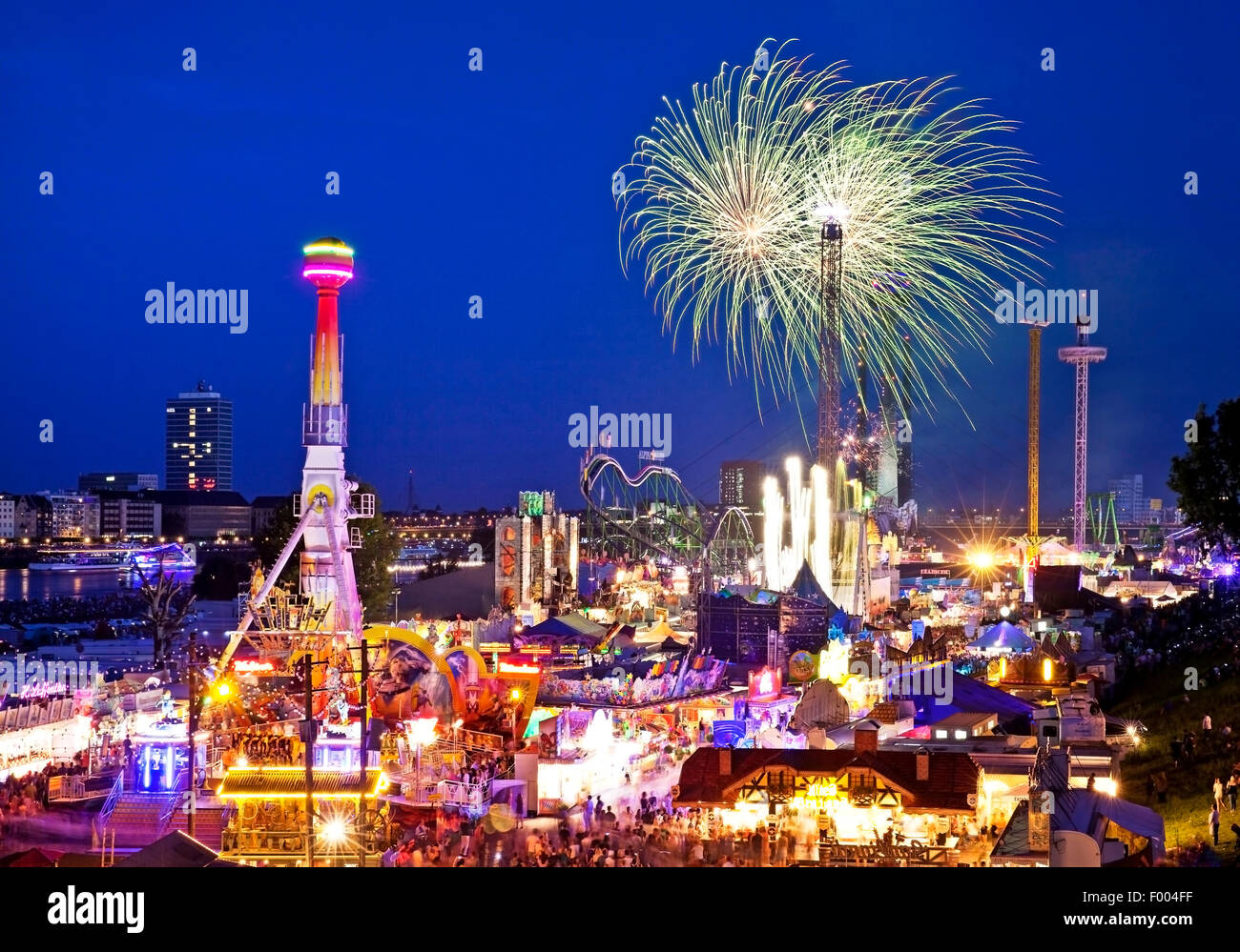 Plus grande fête foraine sur le Rhin avec feu d'artifice dans la soirée, l'Allemagne, en Rhénanie du Nord-Westphalie, Duesseldorf Banque D'Images