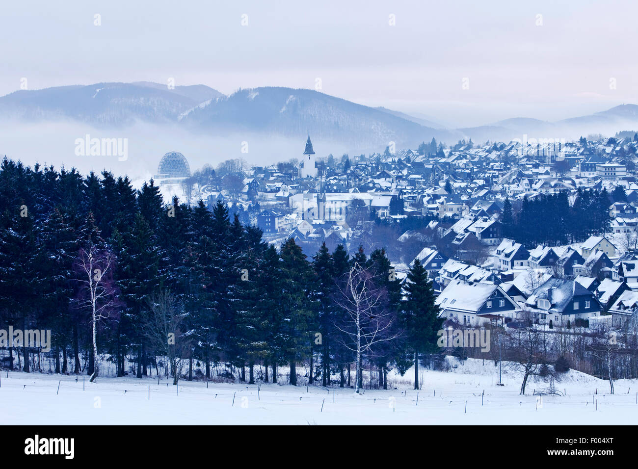 Winterberg dans la neige, l'Allemagne, en Rhénanie du Nord-Westphalie, Rhénanie-Palatinat, Winterberg Banque D'Images