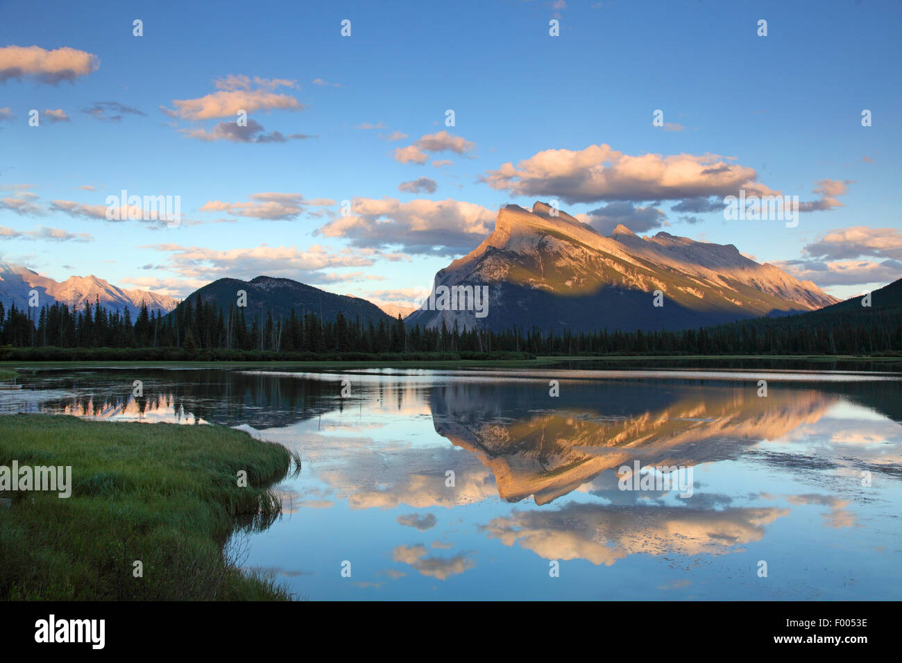 Lac Vermillion après le coucher du soleil, image miroir, le Canada, l'Alberta, parc national de Banff Banque D'Images