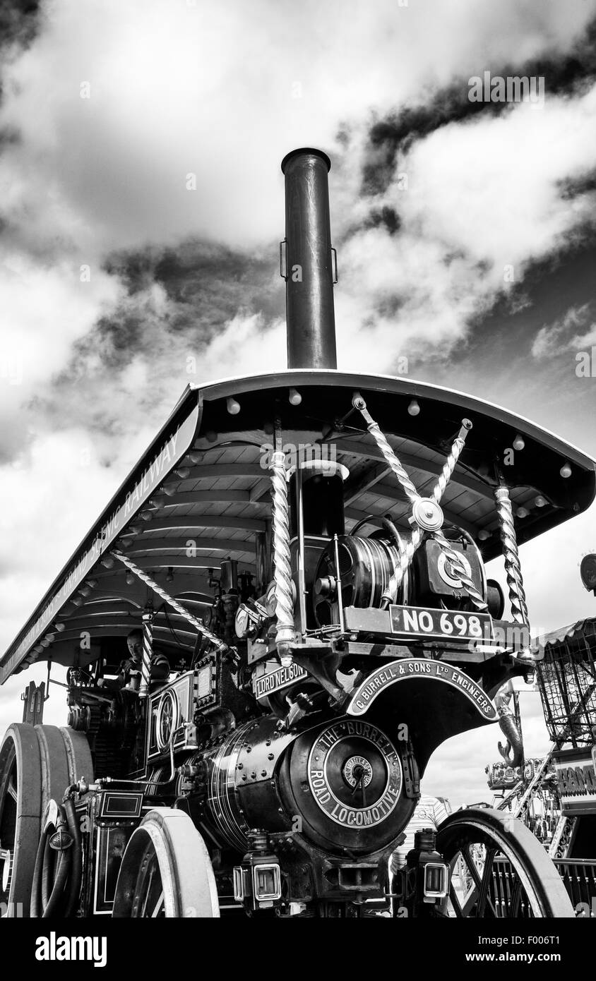 Engin Showmans à moteur de traction d'un bain à vapeur juste en Angleterre. Le noir et blanc Banque D'Images