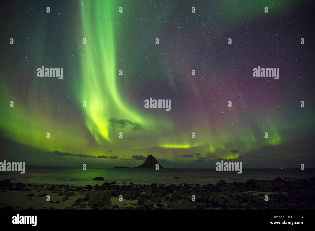 Lumières polaires au-dessus de Bleiks°ya, la Norvège, l'VesterÕlen, et°ya, Bleik Banque D'Images