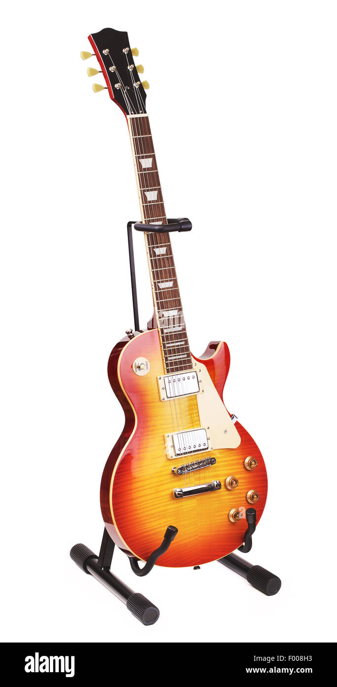 Sunburst guitare électrique sur le stand, isolé sur fond blanc Banque D'Images