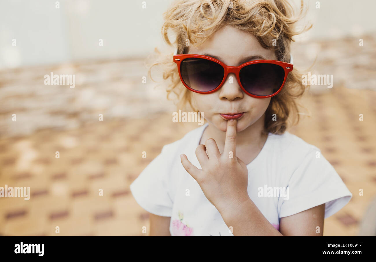 Petite fille à lunettes rouges, portrait Banque D'Images