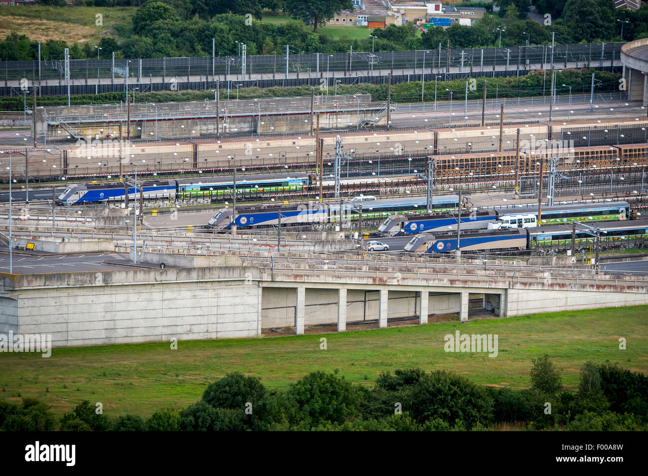 Les trains Eurotunnel le Shuttle attendent au terminal de Cheriton avant de traverser l'Eurotunnel pour la France. Banque D'Images
