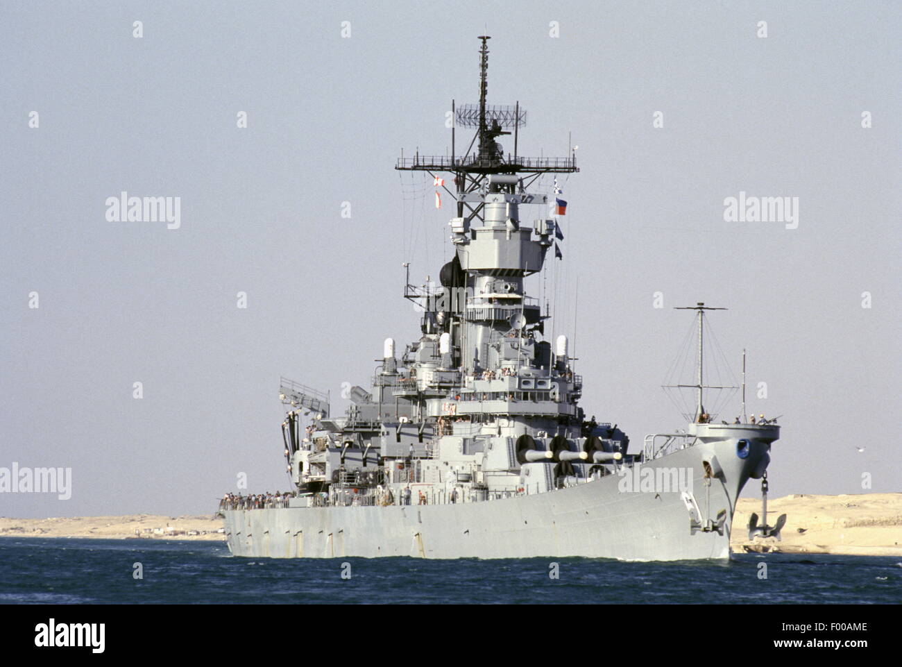 Canal de Suez, Egypte - 1988 --l'US Navy battleship USS Iowa (BB61) et l'USS Ticonderoga passe le canal de Suez. Banque D'Images