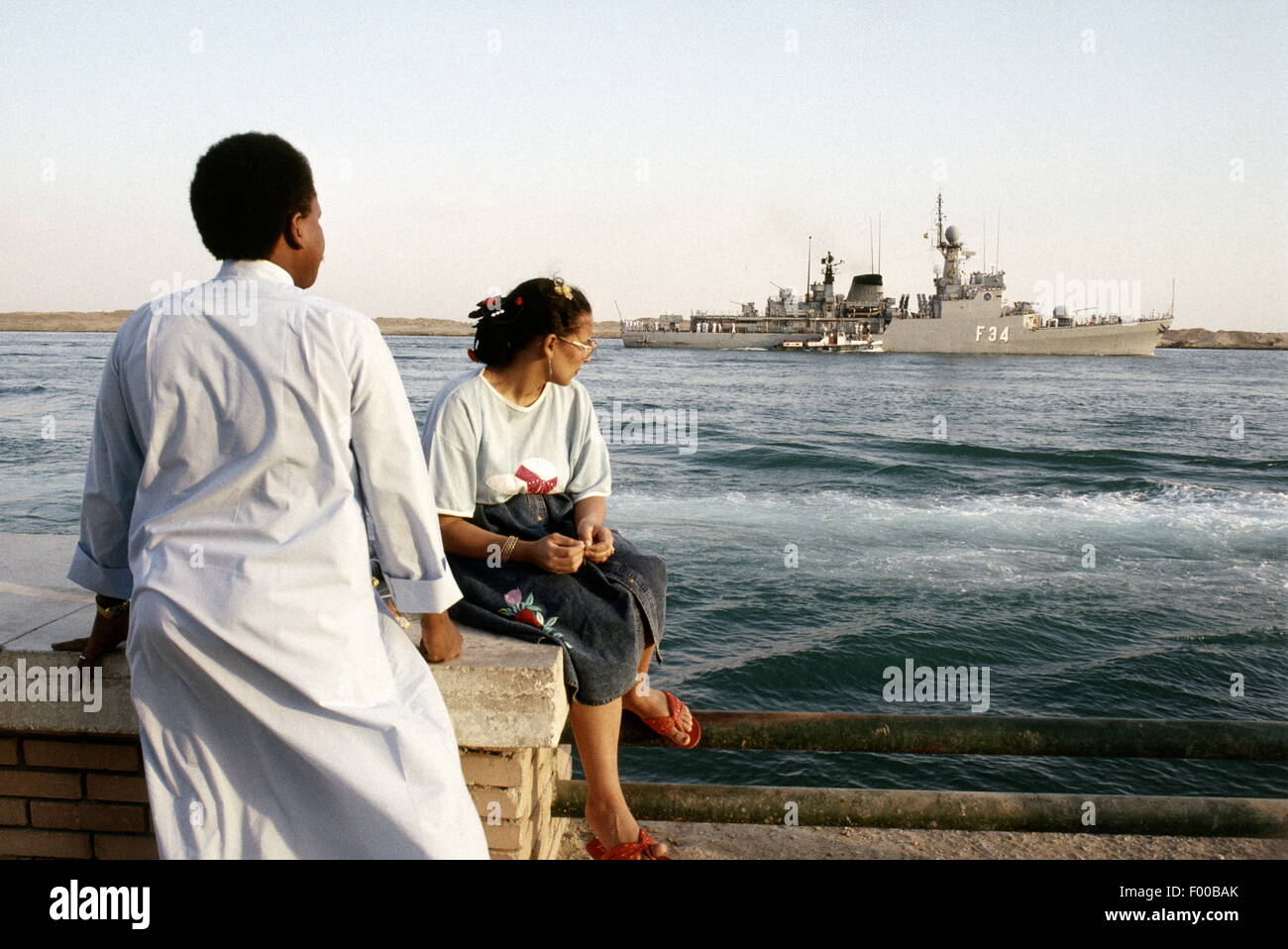 Les Egyptiens passent de temps à regarder les navires du monde passent par ici - un navire de guerre de la marine espagnole en direction de devoir dans le golfe Persique trans Banque D'Images