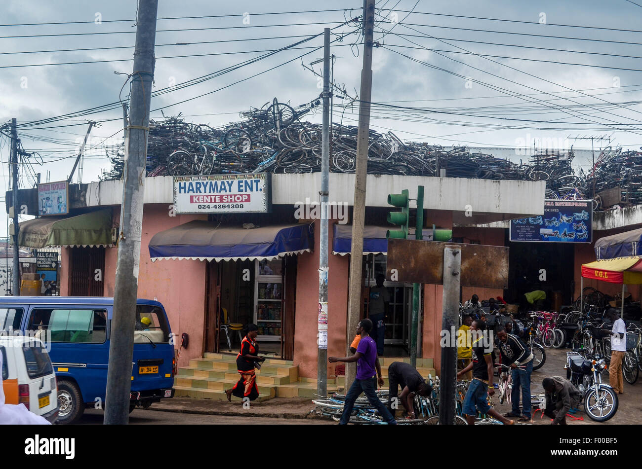 Marché Kejetia (marché central de Kumasi au Ghana), le plus grand marché d'Afrique de l'Ouest avec plus de 10 000 magasins et étals Banque D'Images