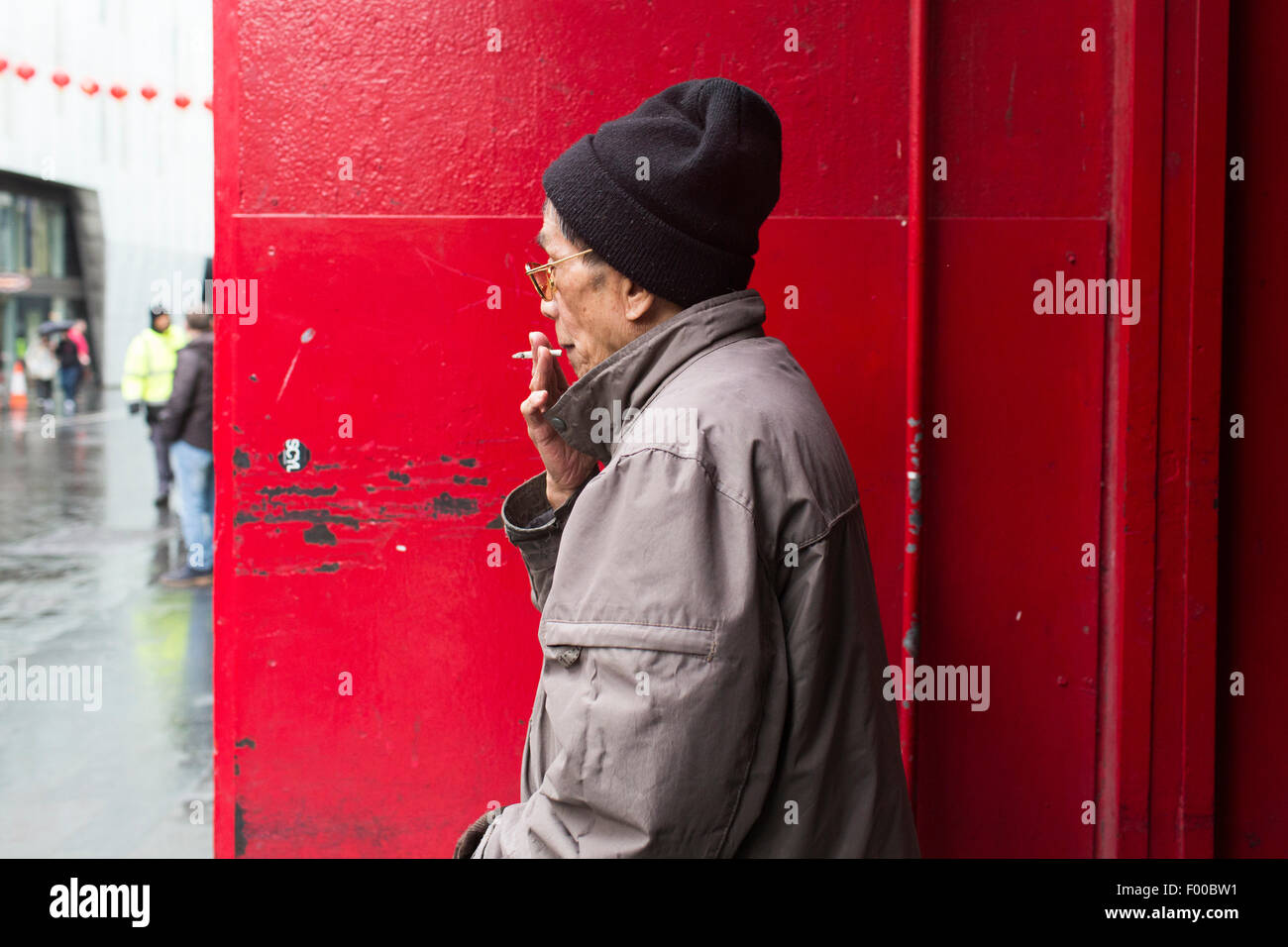 Homme qui marche et le tabagisme Banque D'Images