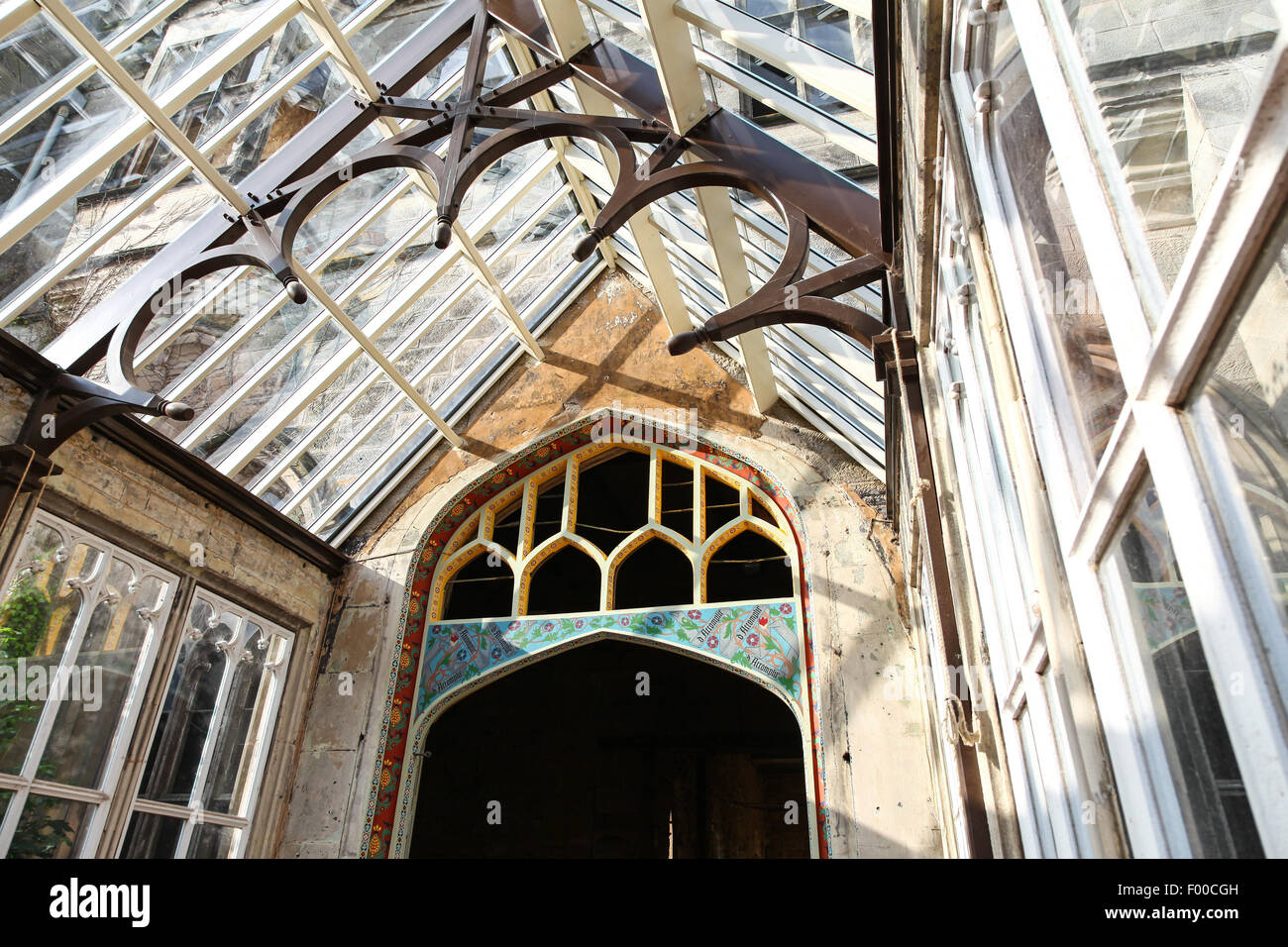 Un conservatoire restauré à l'intérieur de Tours Alton house à l'abandon sur le domaine Theme Park Gardens Staffordshire England UK Banque D'Images