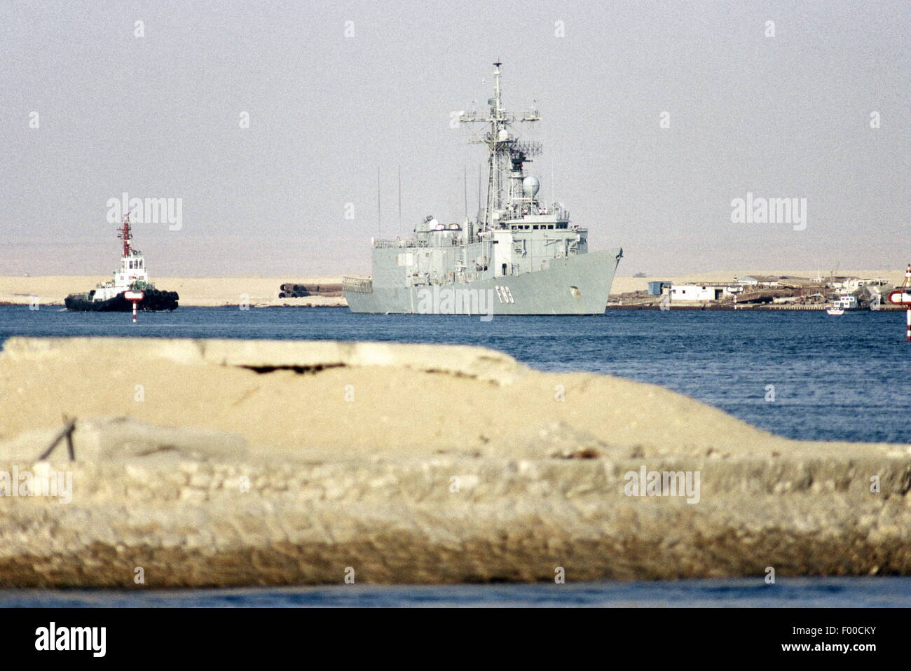 Canal de Suez, Egypte -- 1989 -- un navire de guerre de la marine espagnole en direction de devoir dans le golfe Persique le transit du canal de Suez. Banque D'Images