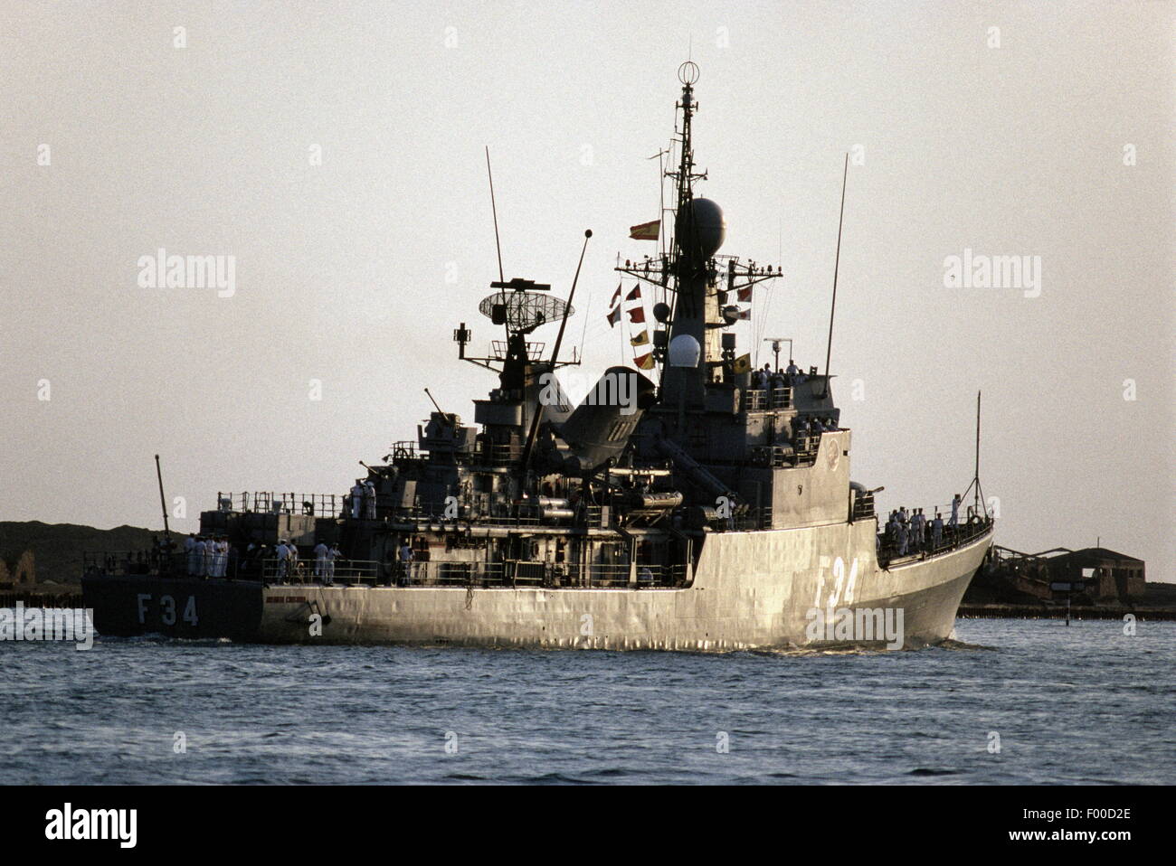 Canal de Suez, Egypte -- 1989 -- un navire de guerre de la marine espagnole en direction de devoir dans le golfe Persique le transit du canal de Suez. Banque D'Images