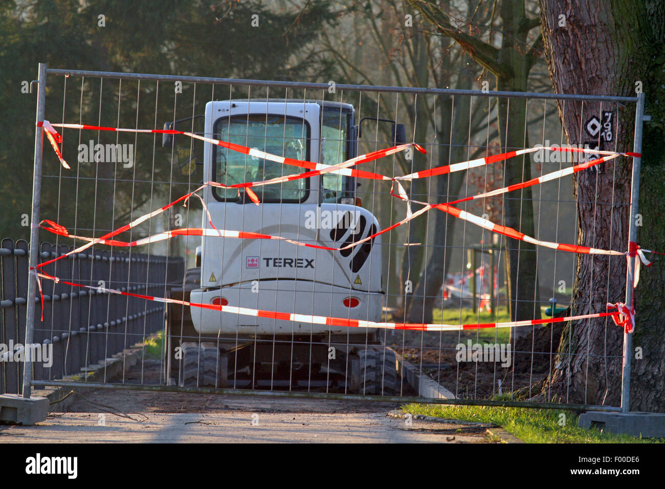 Site de construction véhicule sur un chemin public fermé, Allemagne Banque D'Images